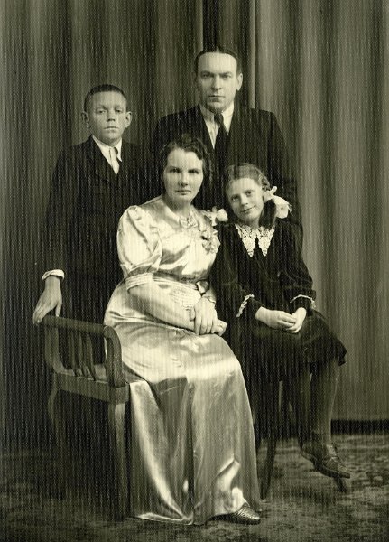 KKE 4174-1.jpg - Srebne Wesele. Genowefa (Kondracka) z mężem Włodzimierzem Zabagońskim i dziećmi Eugeniuszem i Aleksandrem, lata 40-te XX wieku.